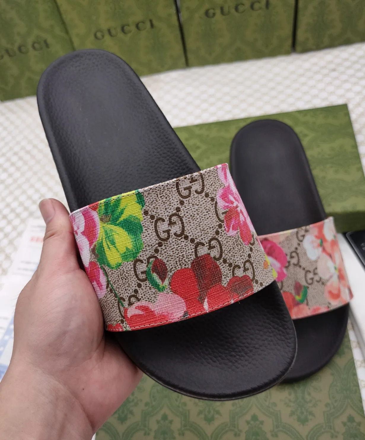 👟👟Ex-factory price 220👟👟 Couple model 🎗Gucci "Gucci" slippers, a much-anticipated one, so beautiful that it will melt your hearts❤,! It is simply a masterpiece of extraordinary craftsmanship. It is a must-have for everyone. It is made by open molding. The foot feels Q-elastic and super soft. The upper foot is super delicate. Size number (35~47), exclusive model, with many layouts, there is always one you like🎉🎉